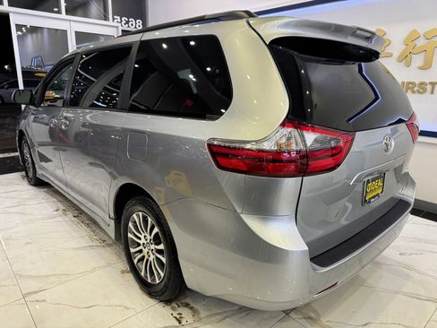 Used 2020 Toyota Sienna XLE image 4