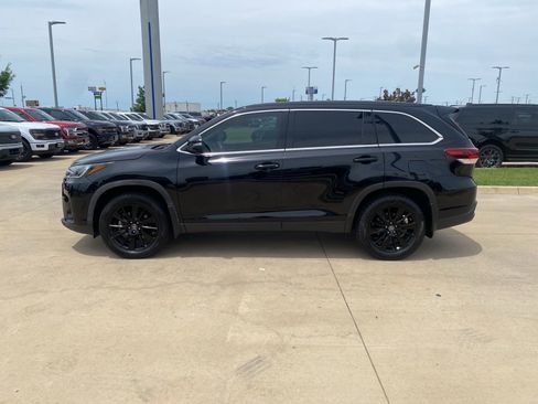 Used 2019 Toyota Highlander SE FWD image 2
