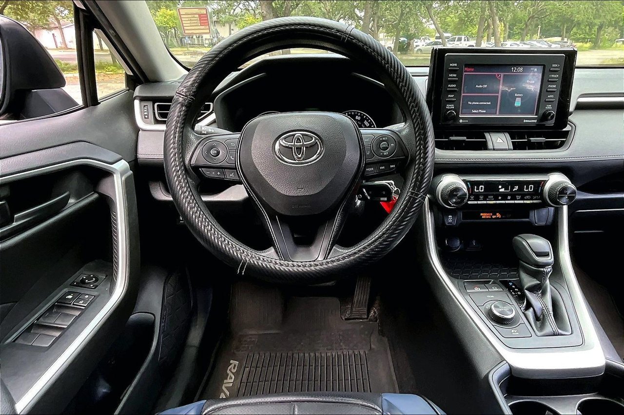Used 2020 Toyota RAV4 LE AWD/4WD image 8