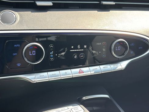 Used 2022 Genesis GV70 2.5T w/ Advanced Package AWD/4WD image 33