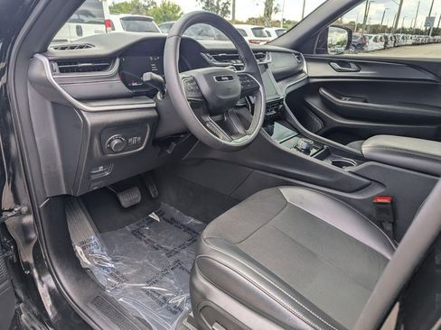 Used 2025 Jeep Grand Cherokee L Laredo image 25