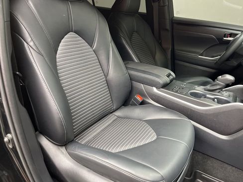 Used 2023 Toyota Highlander XSE FWD image 17