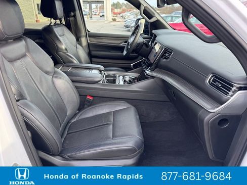 Used 2024 Jeep Wagoneer L Series II image 27