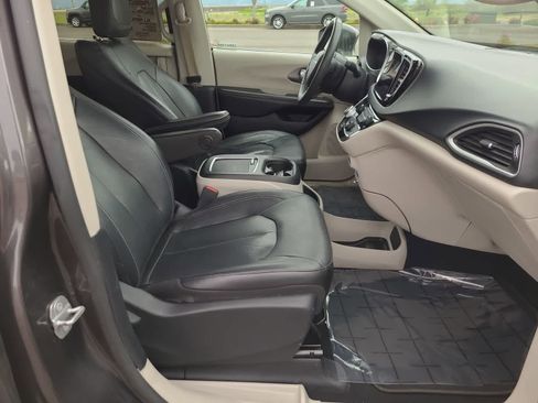 Used 2022 Chrysler Pacifica Touring-L image 22
