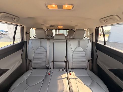 Used 2023 Toyota Highlander LE FWD image 27