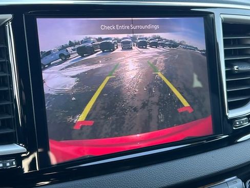 Used 2025 Chrysler Pacifica Select image 23