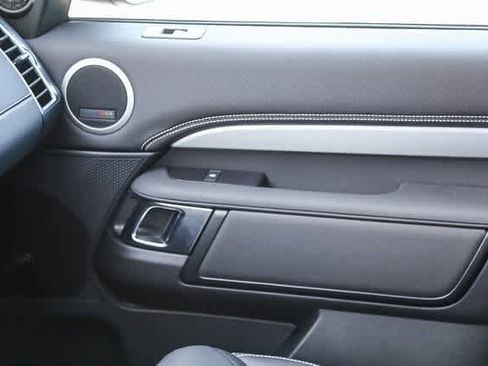 New 2025 Land Rover Discovery Dynamic SE image 22