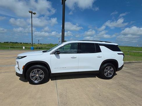Used 2025 Chevrolet Traverse LT w/ Driver Confidence Package FWD image 3