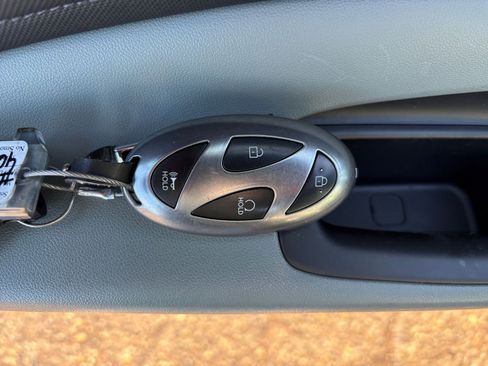 Used 2025 Hyundai Elantra Limited image 22