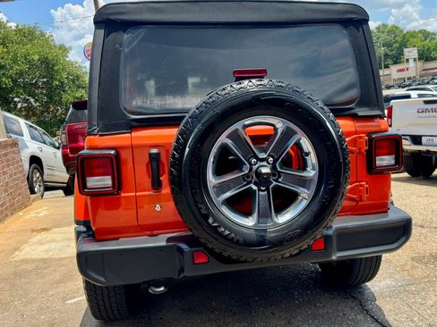 Used 2018 Jeep Wrangler Unlimited Sahara AWD/4WD image 10