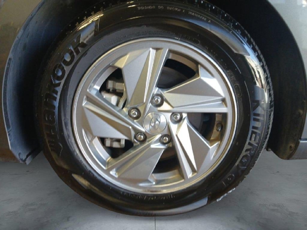 Used 2024 Hyundai Elantra SE FWD image 14