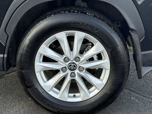 Certified 2022 Toyota Corolla Cross LE image 11