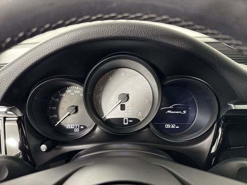 Certified 2023 Porsche Macan S AWD/4WD image 37