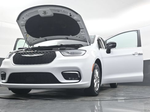 Used 2024 Chrysler Pacifica Touring-L FWD image 36
