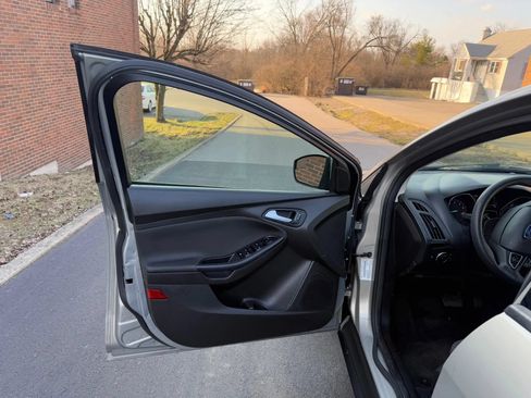 Used 2015 Ford Focus SE FWD image 34