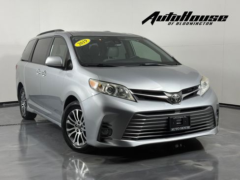 Used 2019 Toyota Sienna XLE w/ XLE Navigation Package FWD image 1