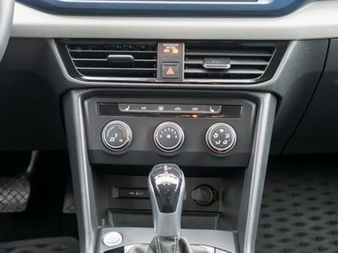 Used 2022 Volkswagen Taos SE image 16