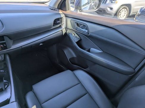Used 2023 Nissan Rogue SV w/ SV Premium B Package FWD image 17
