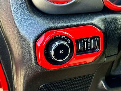 Used 2019 Jeep Wrangler Unlimited Sahara image 11