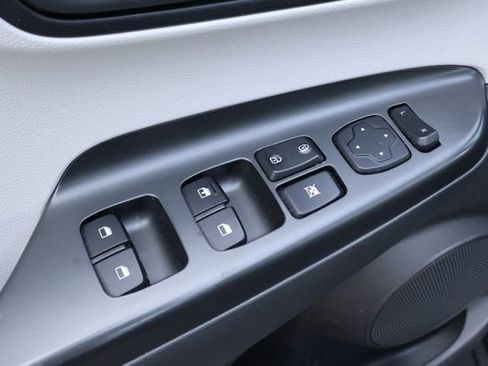 Used 2022 Hyundai Kona SE image 13