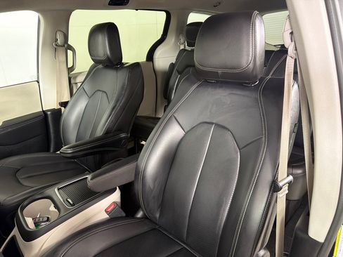Used 2023 Chrysler Pacifica Touring-L FWD image 12