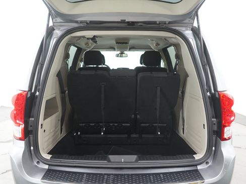 Used 2019 Dodge Grand Caravan SE w/ UConnect Hands-Free Group image 16