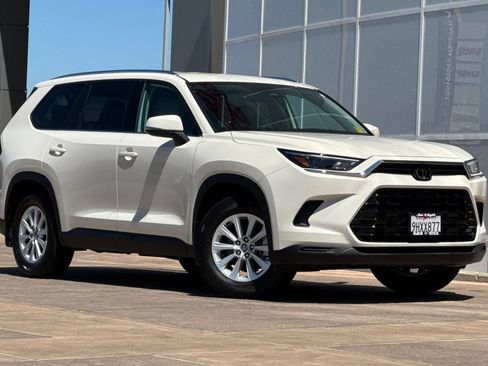 Used 2024 Toyota Grand Highlander AWD image 2