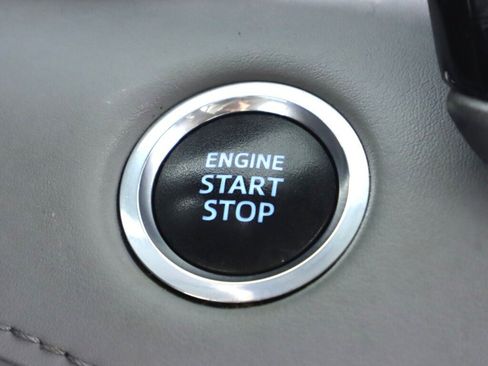 Used 2020 Toyota Highlander LE AWD/4WD image 23