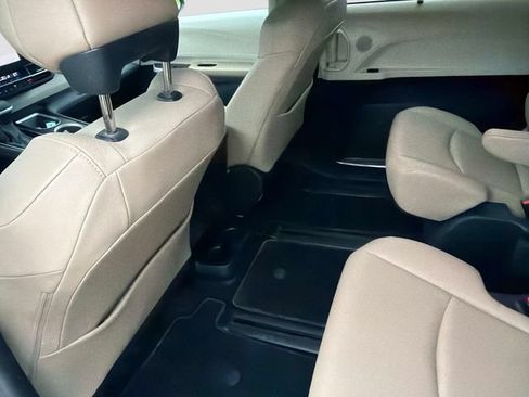 Used 2024 Toyota Sienna XLE FWD image 13