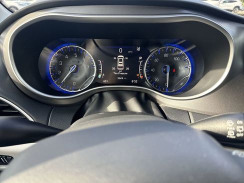 Used 2024 Chrysler Pacifica Touring-L FWD image 10