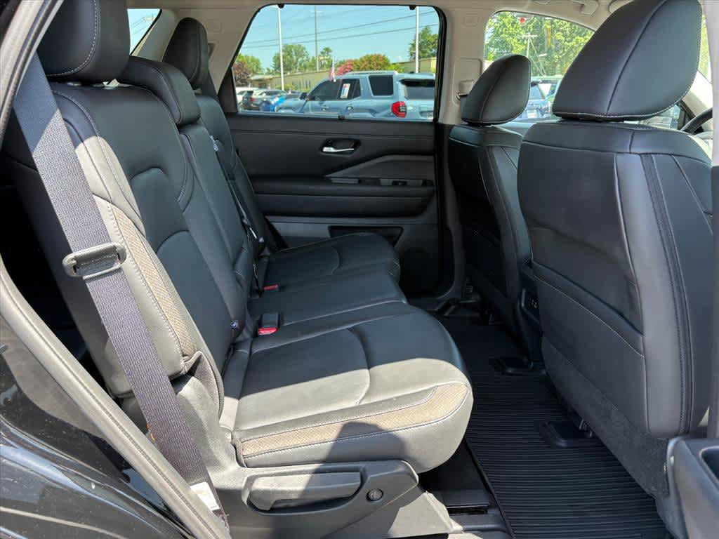 Used 2025 Nissan Pathfinder SL w/ Cargo Package AWD/4WD image 7