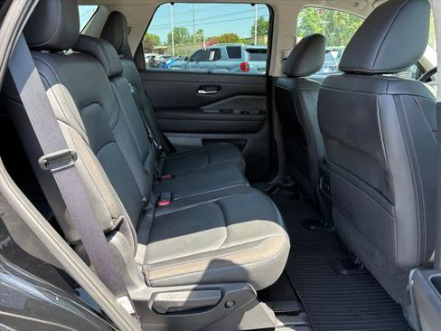 Used 2025 Nissan Pathfinder SL w/ Cargo Package AWD/4WD image 7