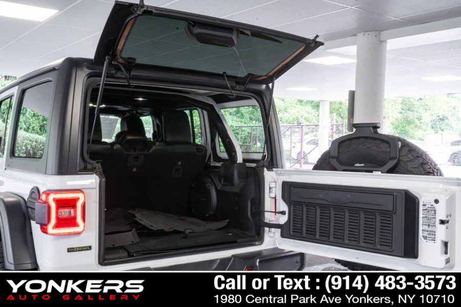 Used 2023 Jeep Wrangler Unlimited Rubicon w/ LED Lighting Group AWD/4WD image 24