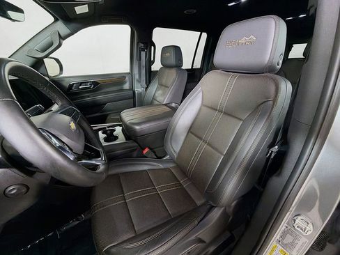 Used 2025 Chevrolet Suburban High Country AWD/4WD image 12
