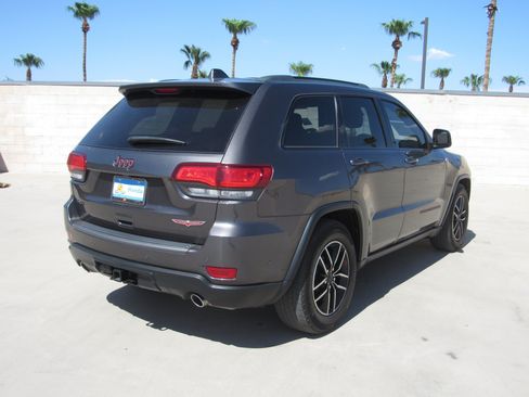 Used 2021 Jeep Grand Cherokee Trailhawk w/ Premium Lighting Group AWD/4WD image 5