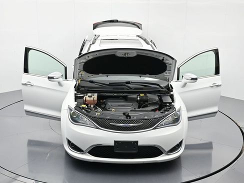 Used 2020 Chrysler Pacifica Limited image 47