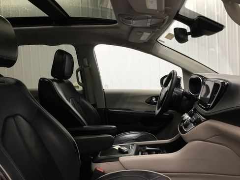 Used 2023 Chrysler Pacifica Limited image 21