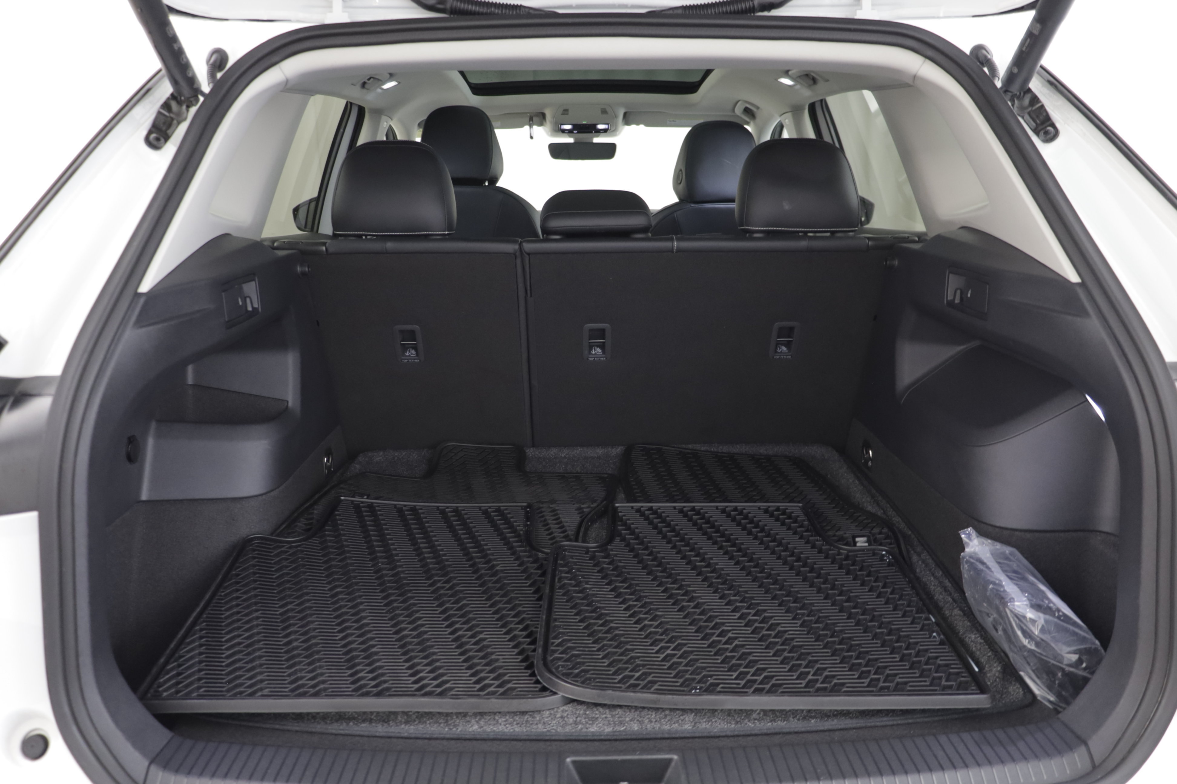 Used 2026 Volkswagen Tiguan SE w/ Panoramic Sunroof Package AWD/4WD image 17