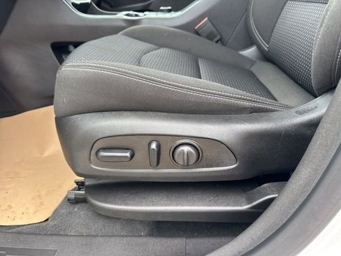 Used 2024 GMC Terrain SLE w/ Driver Convenience Package image 11