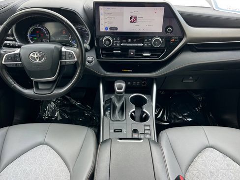 Used 2023 Toyota Highlander Bronze Edition w/ Protection Package #3 (TMS) FWD image 13
