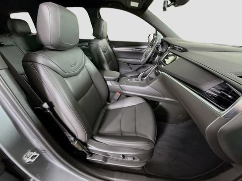 Used 2025 Cadillac XT6 Luxury FWD image 30