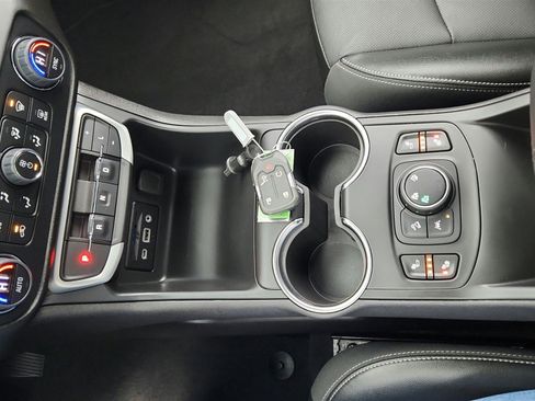 Used 2024 GMC Terrain SLT image 27