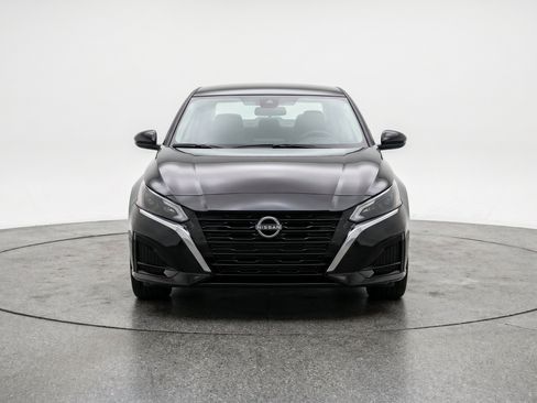 Used 2025 Nissan Altima 2.5 SV FWD image 2