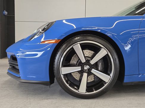 Certified 2025 Porsche 911 Carrera image 9