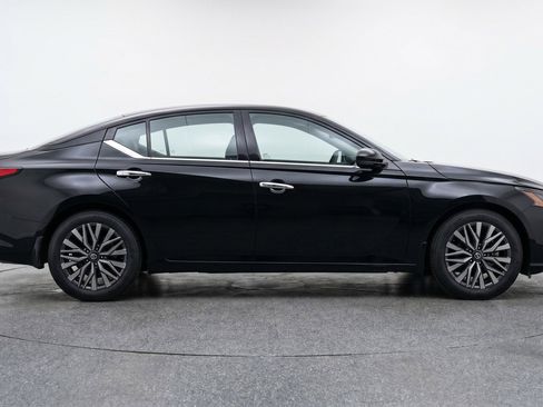 Used 2025 Nissan Altima 2.5 SV FWD image 11