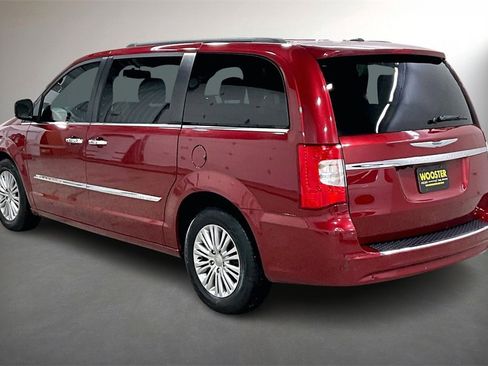 Used 2016 Chrysler Town & Country Touring-L image 4