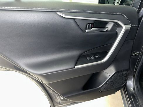 Used 2020 Toyota RAV4 Limited image 17