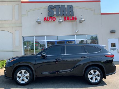 Used 2022 Toyota Highlander LE AWD/4WD image 4