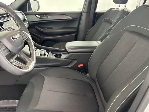 Used 2025 Jeep Grand Cherokee L Laredo image 8