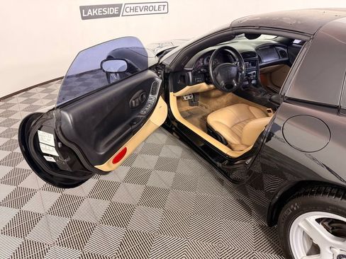 Used 1998 Chevrolet Corvette Coupe w/ Roof Pkg RWD image 25